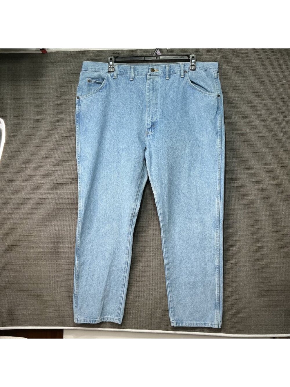 Wrangler Rugged Wear Men's Light Wash Denim Jeans 44x30 Relaxed Fit